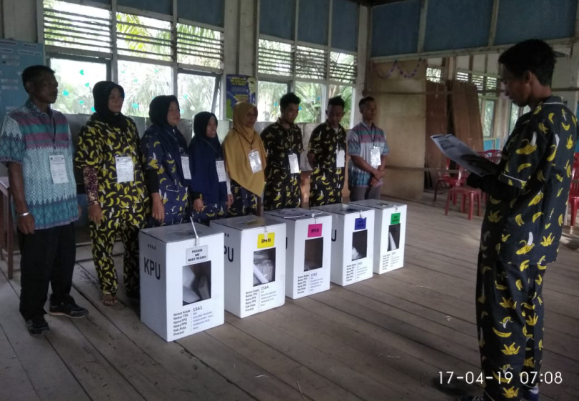 Unik, Petugas KPPS di Inhil Ini Gunakan Baju Tidur