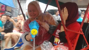 Dibuka Bupati Meranti, Istri Gubri Ikut Serta di Festival Perang Air