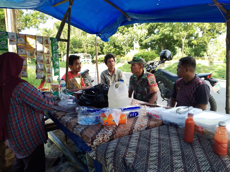 Jalin Kebersamaan, Sertu Nono Sambangi Pedagang