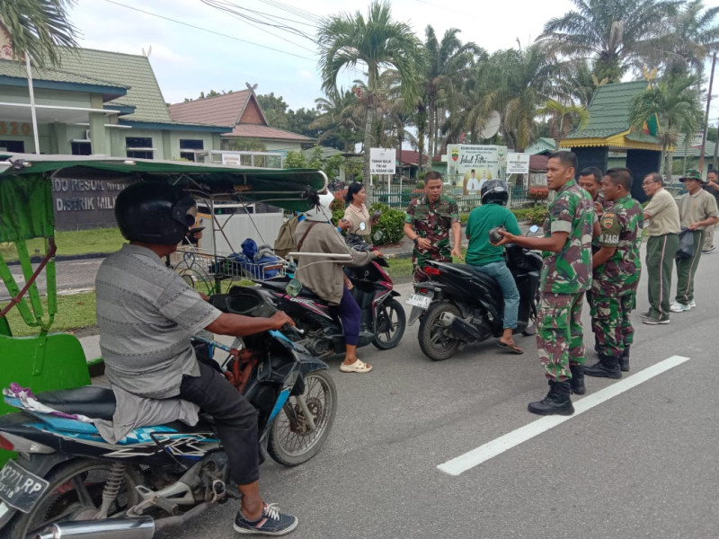 Kodim 0320/Dumai Berbagi Ratusan Paket Nasi Di Jum'at Berkah