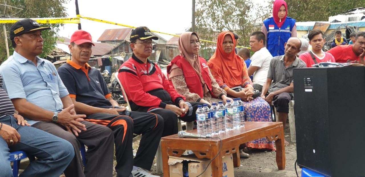 Usai Jalan Santai, Bupati Inhil Serahkan Bantuan Korban Kebakaran Jalan Kayu Jati, Tembilahan Hulu