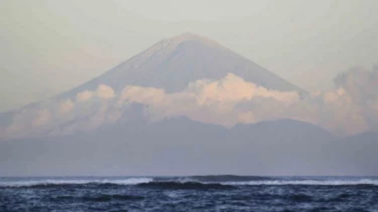 Gunung Agung Erupsi, Jauhi Zona Pendakian