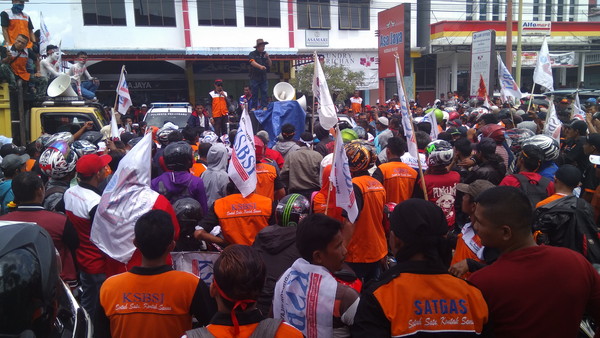 Disnaker Riau Didemo, Buruh Minta Upah Naik dan Hapus THL