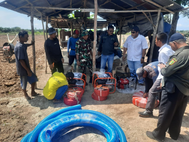 Dandim 0320/Dumai Serahkan Tiga Unit Pompa Air ke Kelompok Tani Binaan