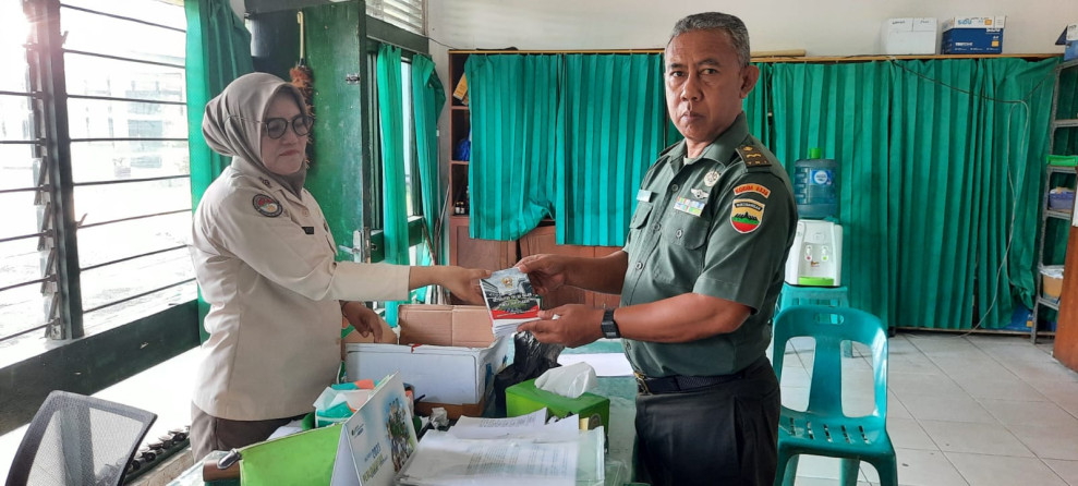 Jaga Netralitas Selama Pemilu, Kodim 0320/Dumai Bagikan Buku Saku Kepada Personilnya