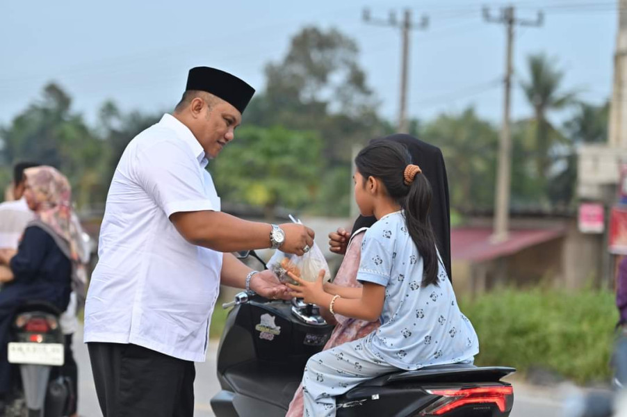 Ketua DPD Golkar Dumai Ferdiansyah Bagikan Takjil Sebanyak 20 Ribu Paket
