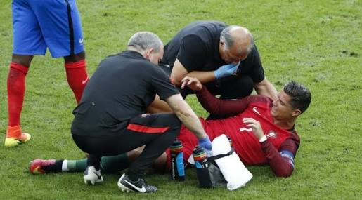 Ditandu Keluar Lapangan, Ronaldo Berlinangan Air Mata