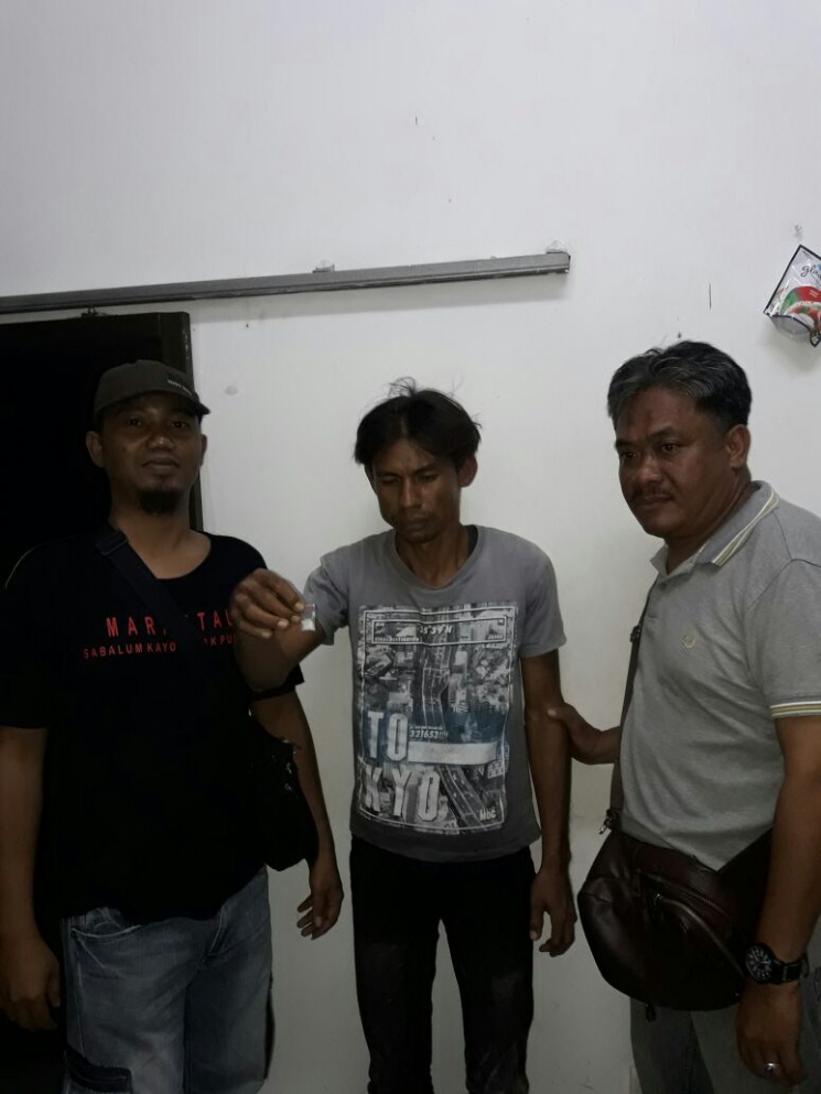Terkepung, Kurir Sabu Sembunyi Di Plafon Rumah