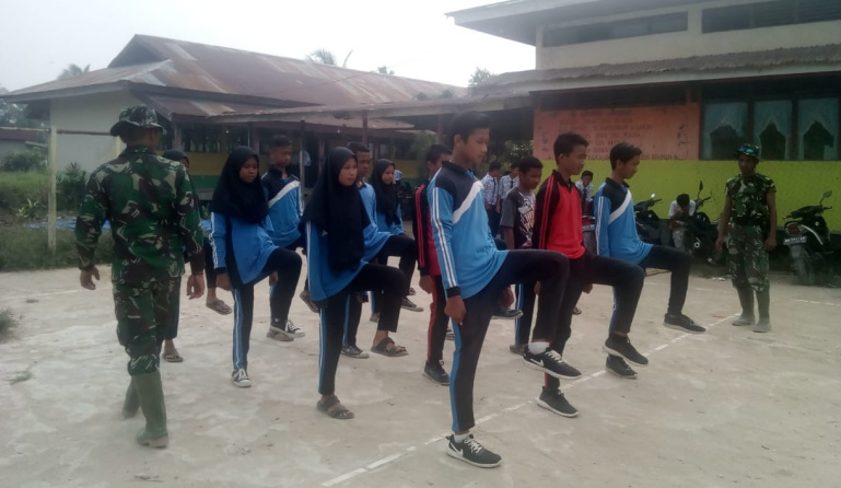 Satgas TMMD ke-106 Kodim 0314/Inhil Latih PBB, Siswa SMPN 3 Reteh Termotivasi Jadi TNI
