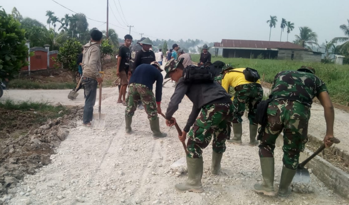 Satgas TMMD bersama Masyarakat Serakkan Sirtu yang di Angkut Oleh Mobil DamTruk