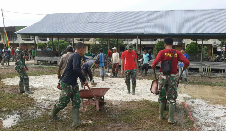 Satgas TMMD ke-106 Lakukan Penimbunan Lapangan Upacara
