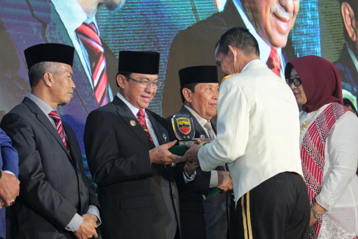 Bupati Inhil Terima Penghargaan dari Kodam I/Bukit Barisan