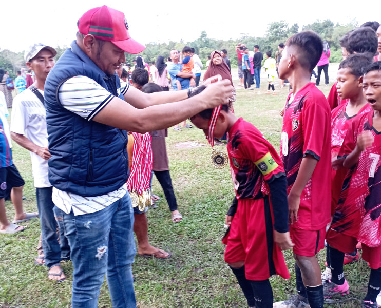 Ketum ASKOT PSSI Dumai Tutup Turnamen U-13 Dumai Putra Cup, Persekat Juara