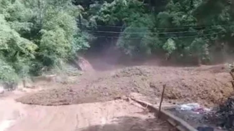 Jalan ke Arah Danau Toba Kembali Longsor Saat Sedang Diperbaiki