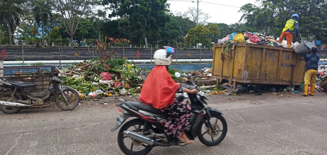 Busuk dan Berserakan, TPS di Janur Kuning Perlu Dipindahkan
