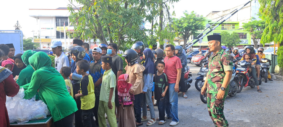 Koramil 01 dan Persit Chandra Kirana Kodim 0320/Dumai Berbagi Takjil dengan Warga
