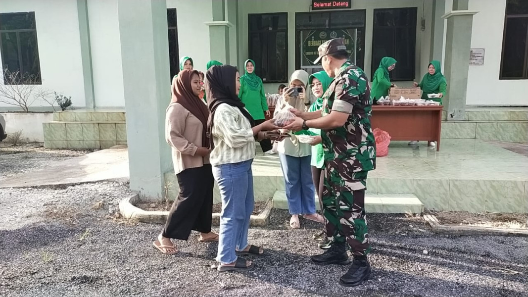 Danramil 03 Sungai Sembilan dan Anggota Koramil Bagikan Ratusan Paket Takjil di Depan Makoramil