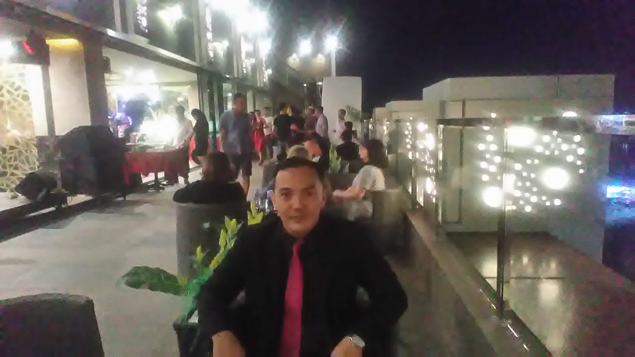 Tempat Nongkrong Asyik, Cafe Sky One Rooftop Diresmikan