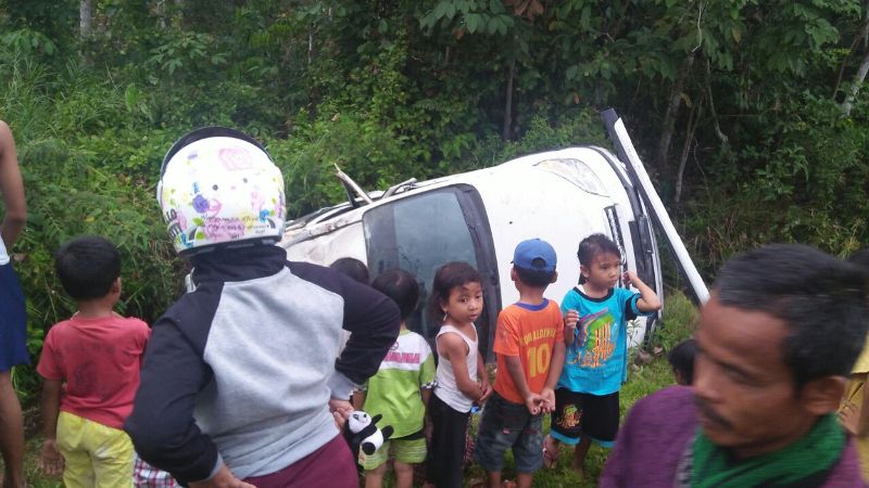 Ngebut, Daihatsu Terios Nyungsep di Parit