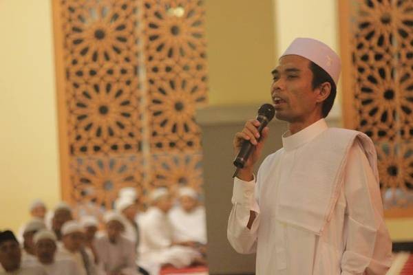 Dosen UIN Suska Riau Bela Ustaz Abdul Somad