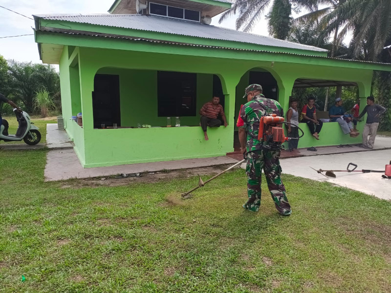 Sertu Sareh Melaksanakan Persiapan Idul Adha Bersama Masyarakat