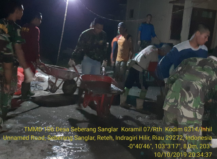 Malam yang Gelap Bukan Jadi Halangan, Satgas TMMD ke 106 Kodim 0314/Inhil Lembur