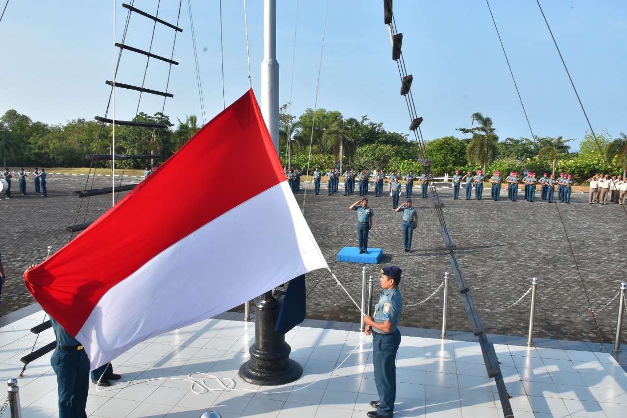 Wadan Lantamal IV Pimpin Pelaksanaan Upacara Bendera