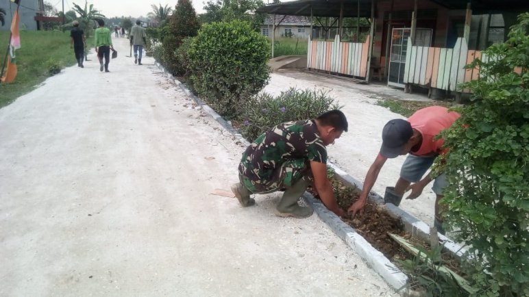 Satgas TMMD Tanam Bunga Asoka di Poros Jalan Tengah