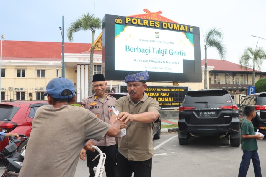 Indahnya Ramadhan, Polres Dumai Bagi-bagi Takjil ke Pengguna Jalan