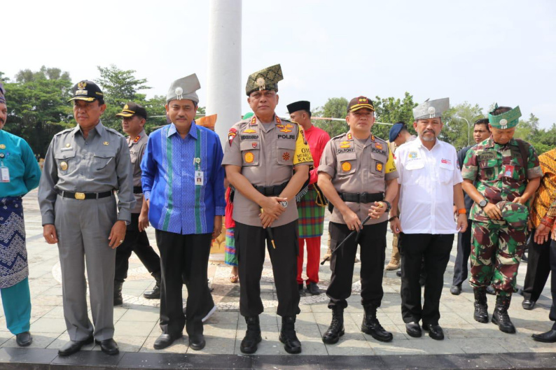 Bupati Inhil Bersama Kapolda Riau Bagikan 4000 Sembako dan 500 Sertifikat Tanah Gratis