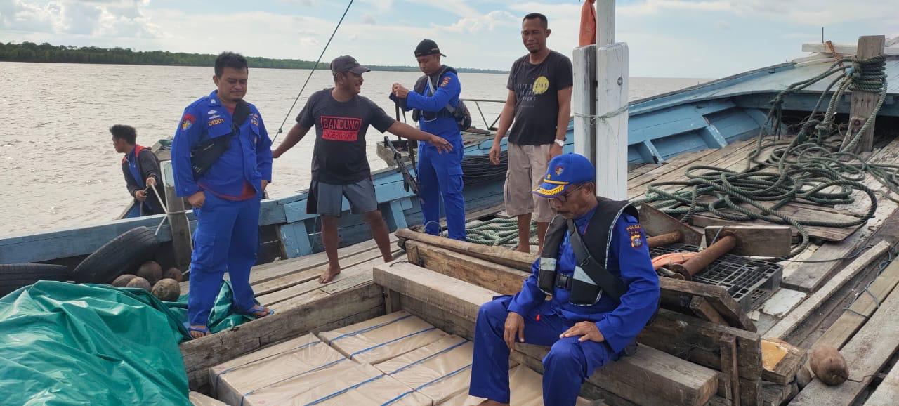 Polisi Amankan Kapal Bermuatan 1.062 Dos Rokok Tanpa Cukai dan Dokumen