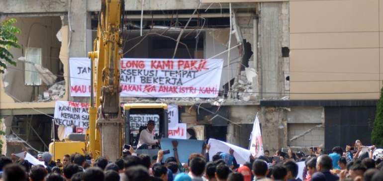 Ratusan Karyawan Coba Hadang Eksekusi Basko Hotel dan Plaza