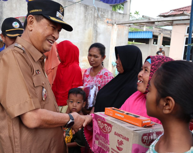 Wabup Inhil Langsung Datang Serahkan Bantuan