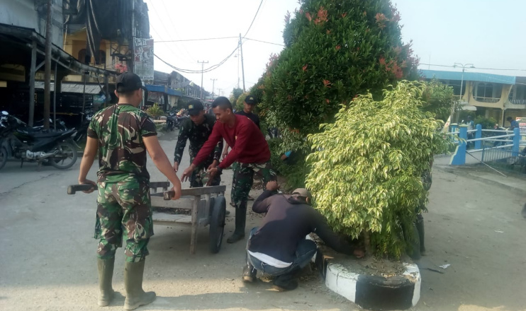 Satgas TMMD ke-106 Kodim 0314/Inhil Bergotong-royong Bersihkan Jalan