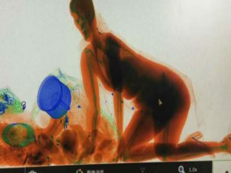 Takut Tas Hilang, Wanita Ikut Masuk ke Mesin X-Ray Stasiun
