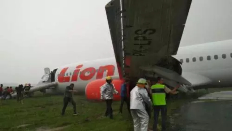Diguyur Hujan, Lion Air Tergelincir di Bandara Supadio
