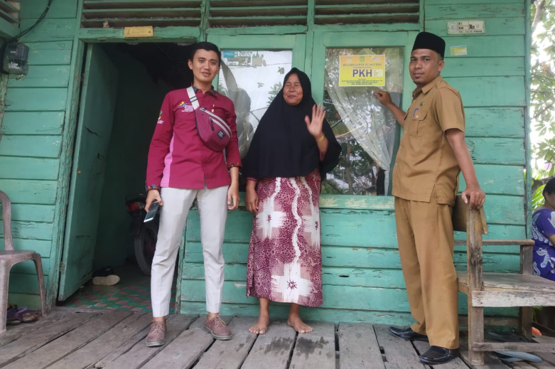 Lurah Teluk Pinang Apresiasi Penasangan Stiker PKH