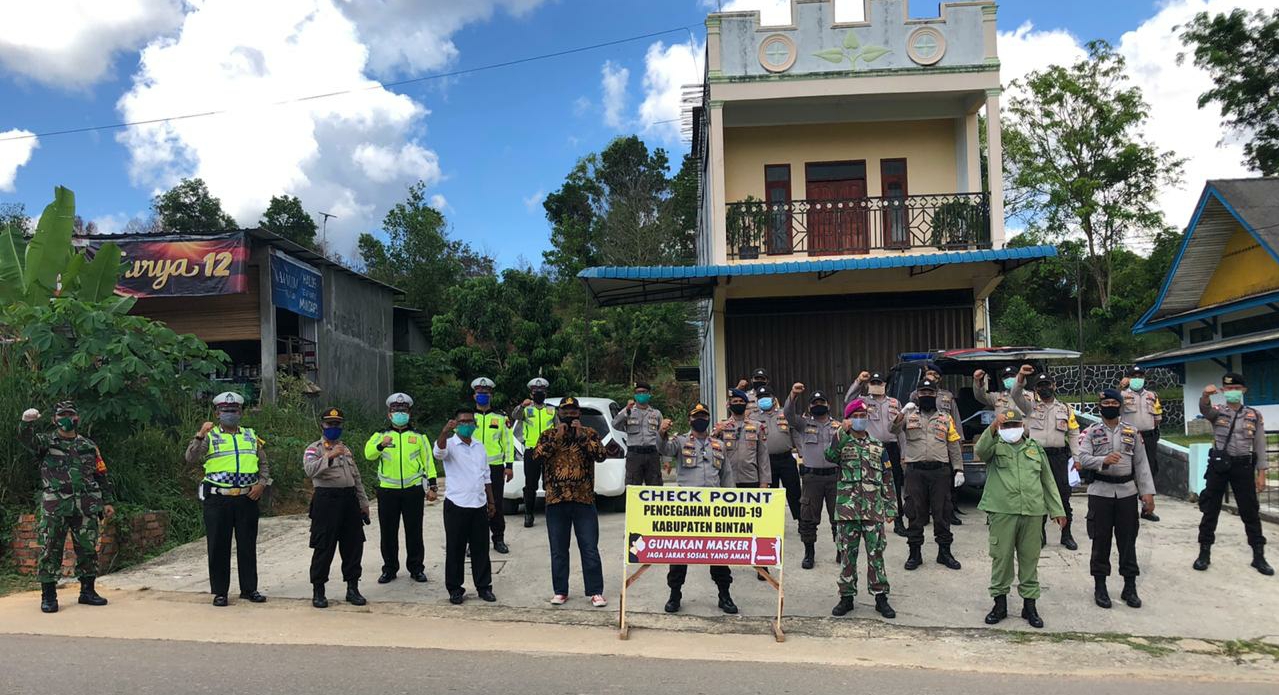 TNI-POLRI Bersama Pemerintah Melakukan Wajib Masker Kepada Masyarakat Serta Membagikannya