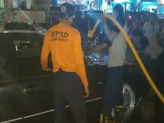 Diduga Korsleting Listrik, Mobil Mercy Kebakaran