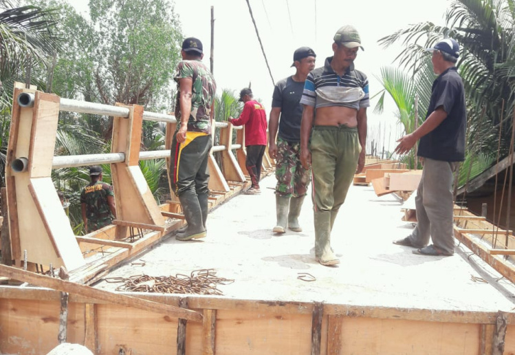 Lantai Jembatan Beton di Desa Sanglar Selesai dikerjakan