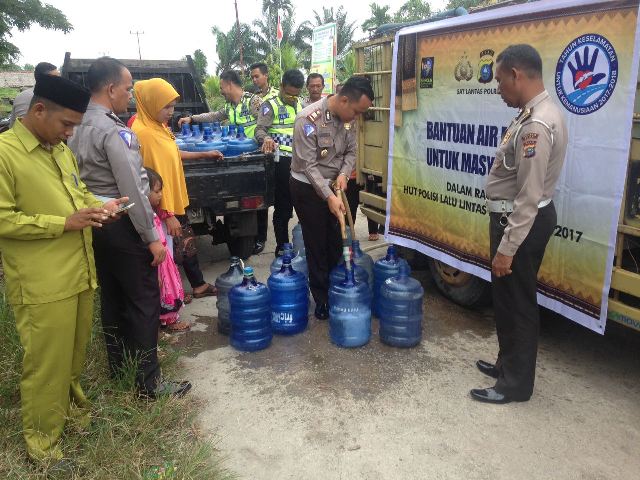 HUT Polantas Ke-62, Satlantas Polres Siak Bagikan Air Bersih
