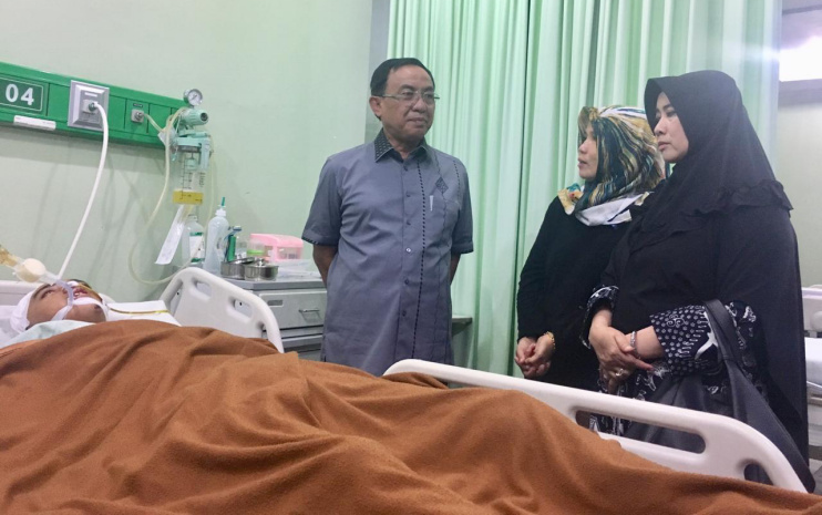 Bupati Inhil Besuk Bayu Alfasah Di RS Islam Ibnu Sina Pekanbaru