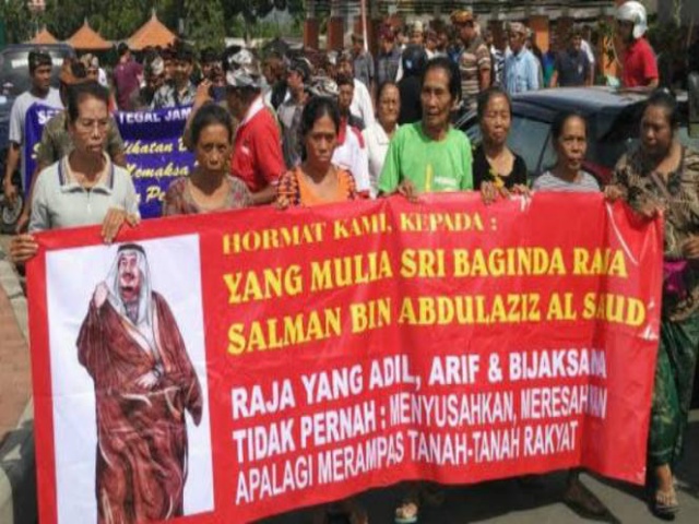 Demo Tuntut Hak Tanah, Warga Bawa Spanduk Gambar Raja Salman