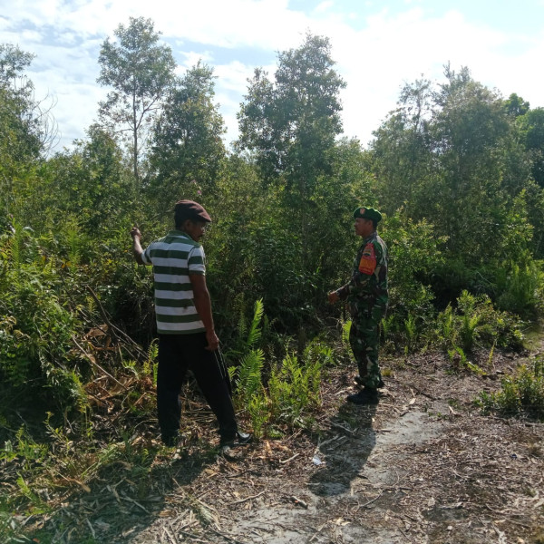 Cegah Karhutla, Babinsa Sertu Samsuddin Sosialisasikan Bahaya Bakar Lahan