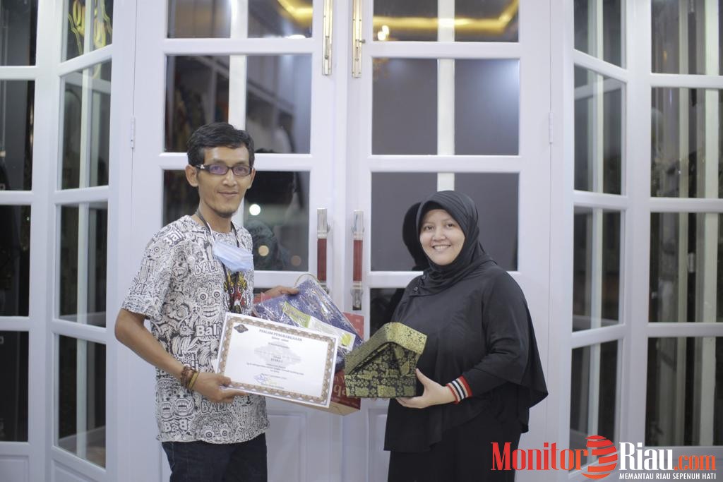 Qinoy Salon Serahkan Hadiah Lomba Foto Wedding Expo 2021