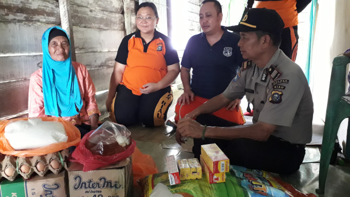 Polres Inhil Santuni Nenek Nurmah