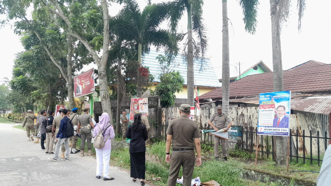 Bawaslu Dumai Beserta Tim Berhasil Menertibkan 121 APK Yang Terpasang di Tempat Terlarang