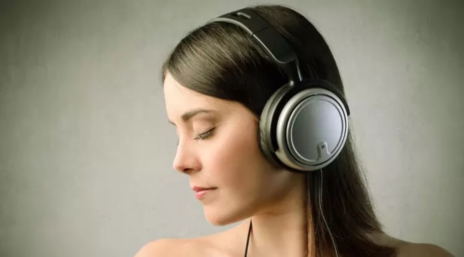 Awasss..!! Begini Jadinya Jika Keseringan Pakai Headset dan Earphone