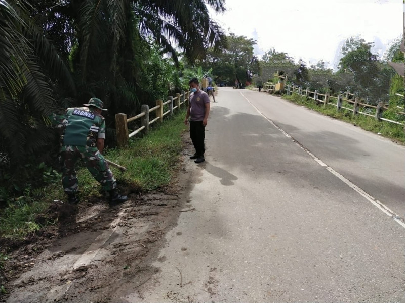 Babinsa Koramil 03 Sungai Sembilan Ajak Warga Gotong Royong Jumat Bersih di Tanjung Penyembal
