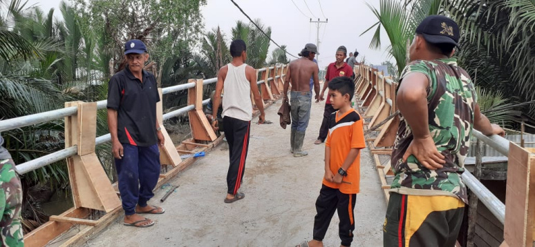 Pembangunan Jembatan Beton Masuki Tahap Pemasangan Mal Tiang Pagar